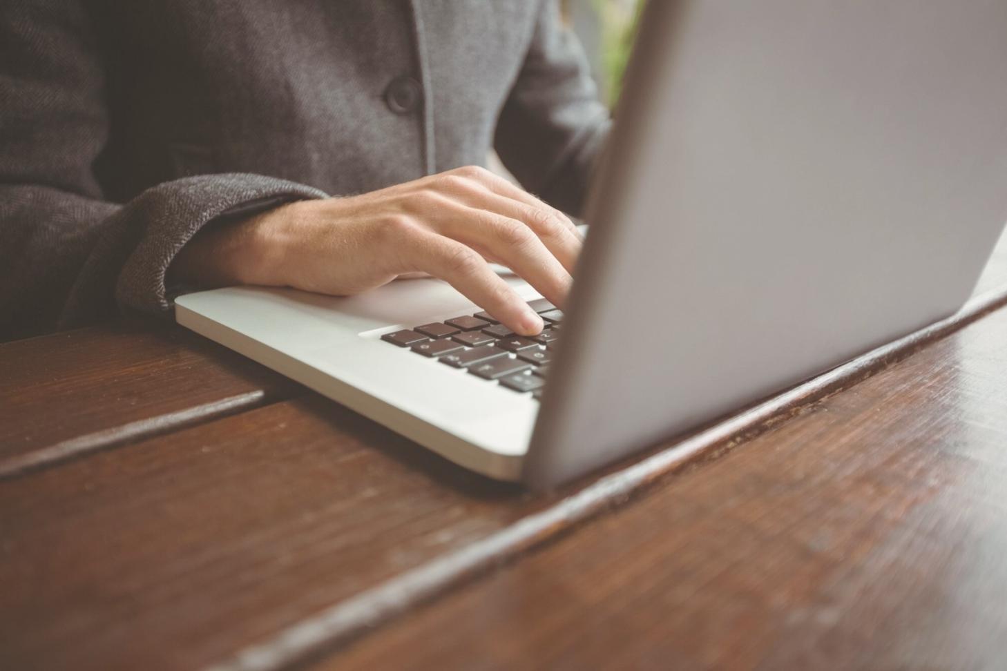 Persona planificando presupuesto personal con calculadora y documentos financieros